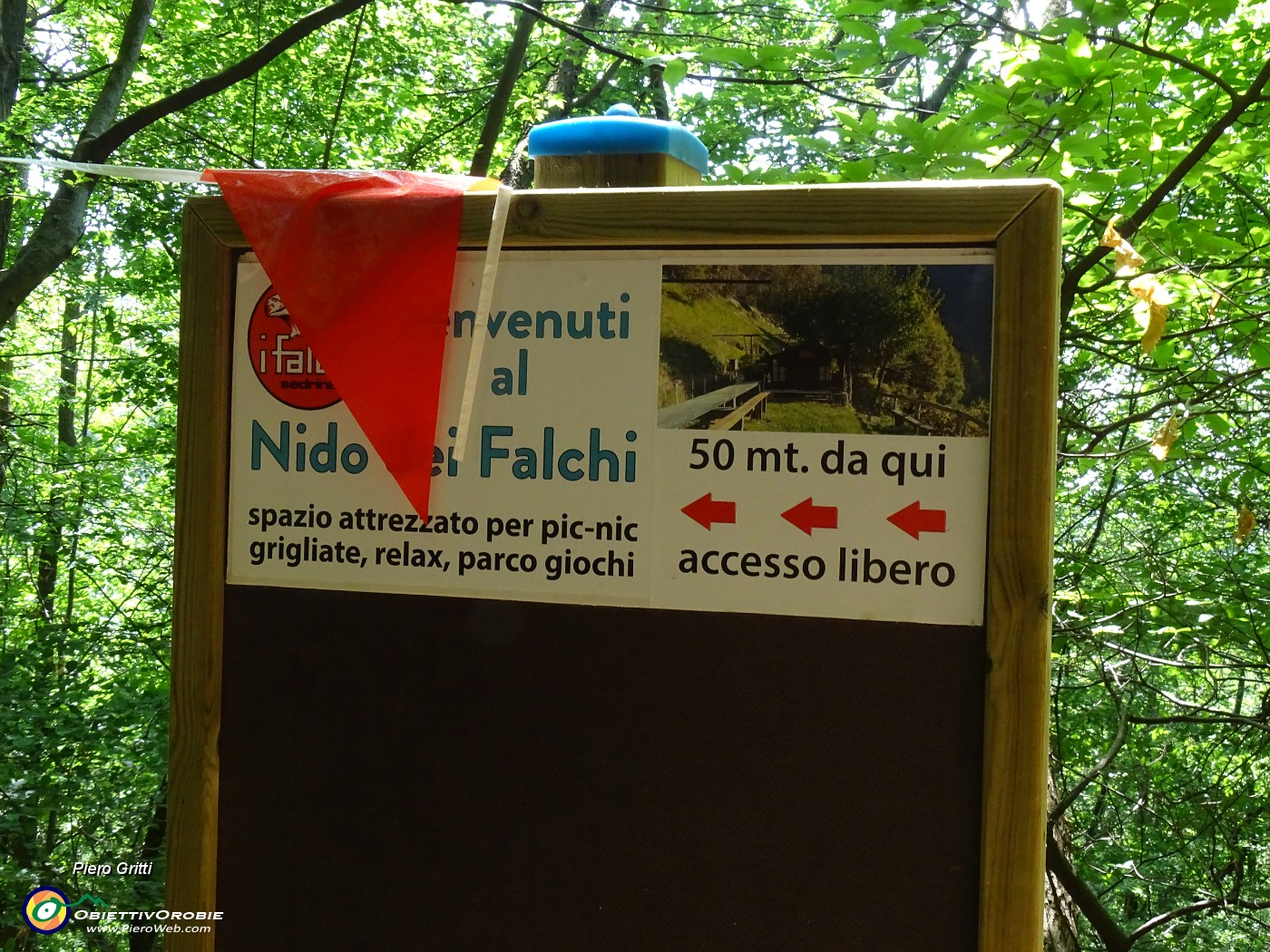 63 Qui lasciamo il sentiero principale per passare dal Nido dei falchi di Sedrina.JPG